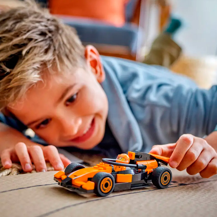 Lego City Pilot F1 cu masina de curse McLaren 60442